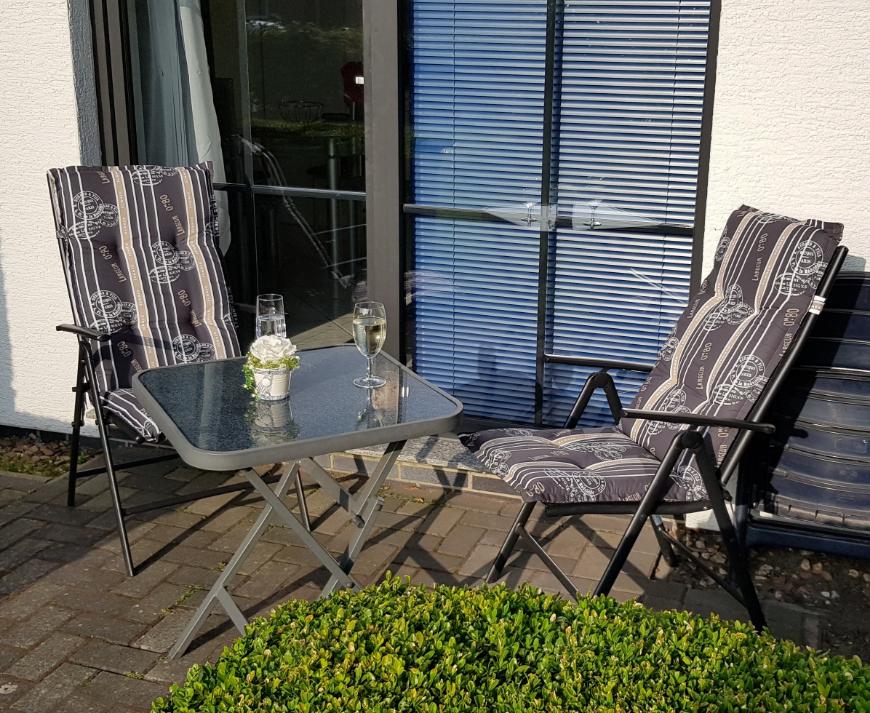 Sonnige Terrasse der Ferienwohnung nahe dem Deich